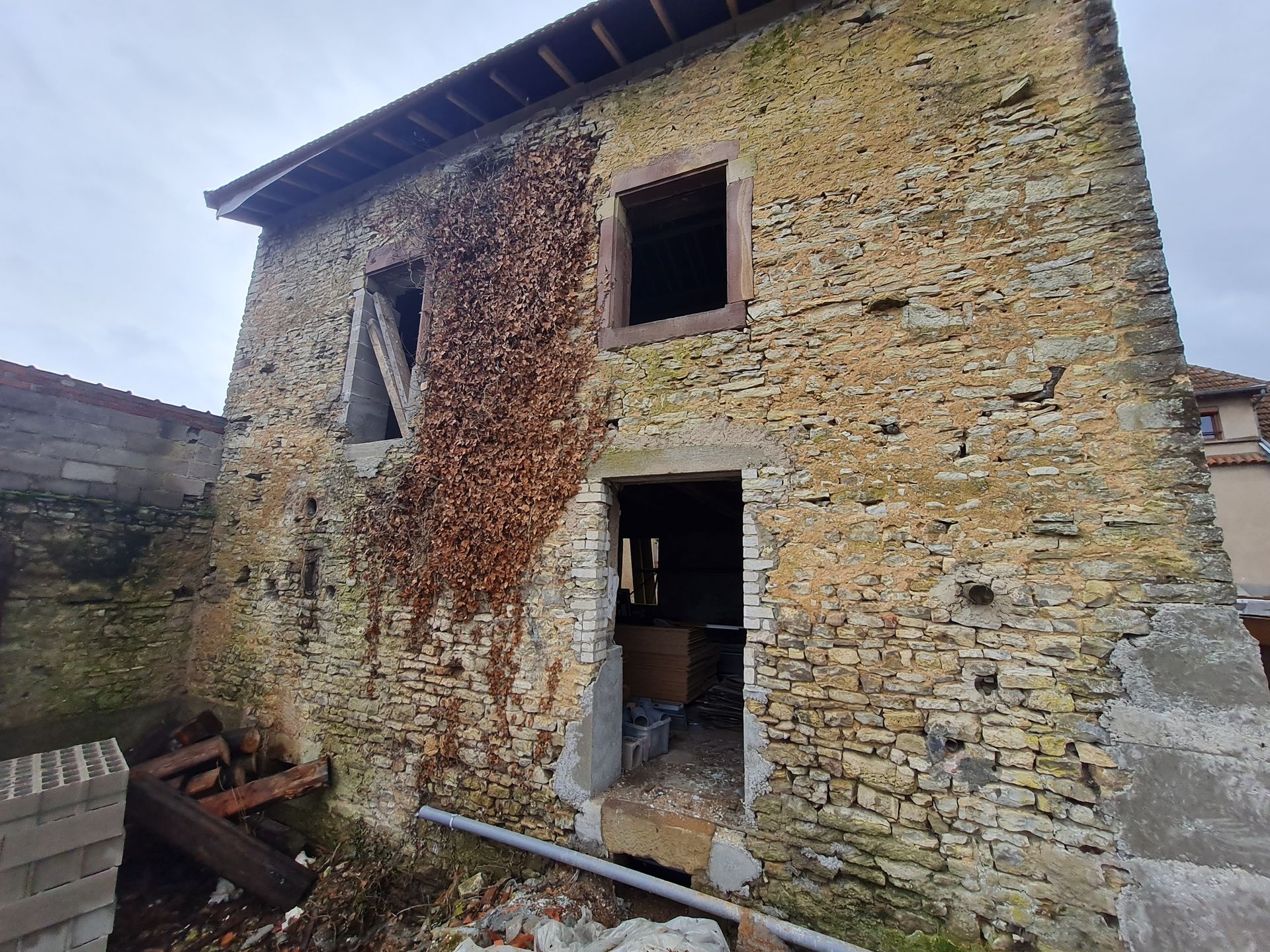 Façade en pierres avant rénovation