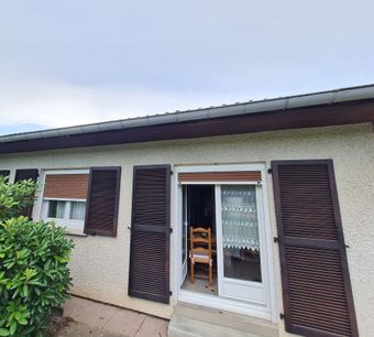 Maison avec fenêtres ouvertes
