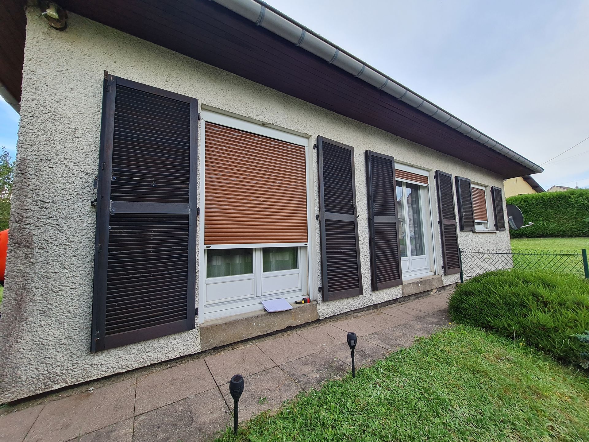 Maison avec volets battants et roulants