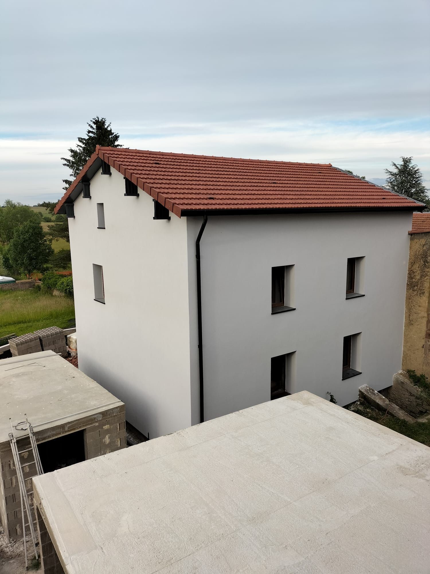 Maison rénovée avec toiture propre