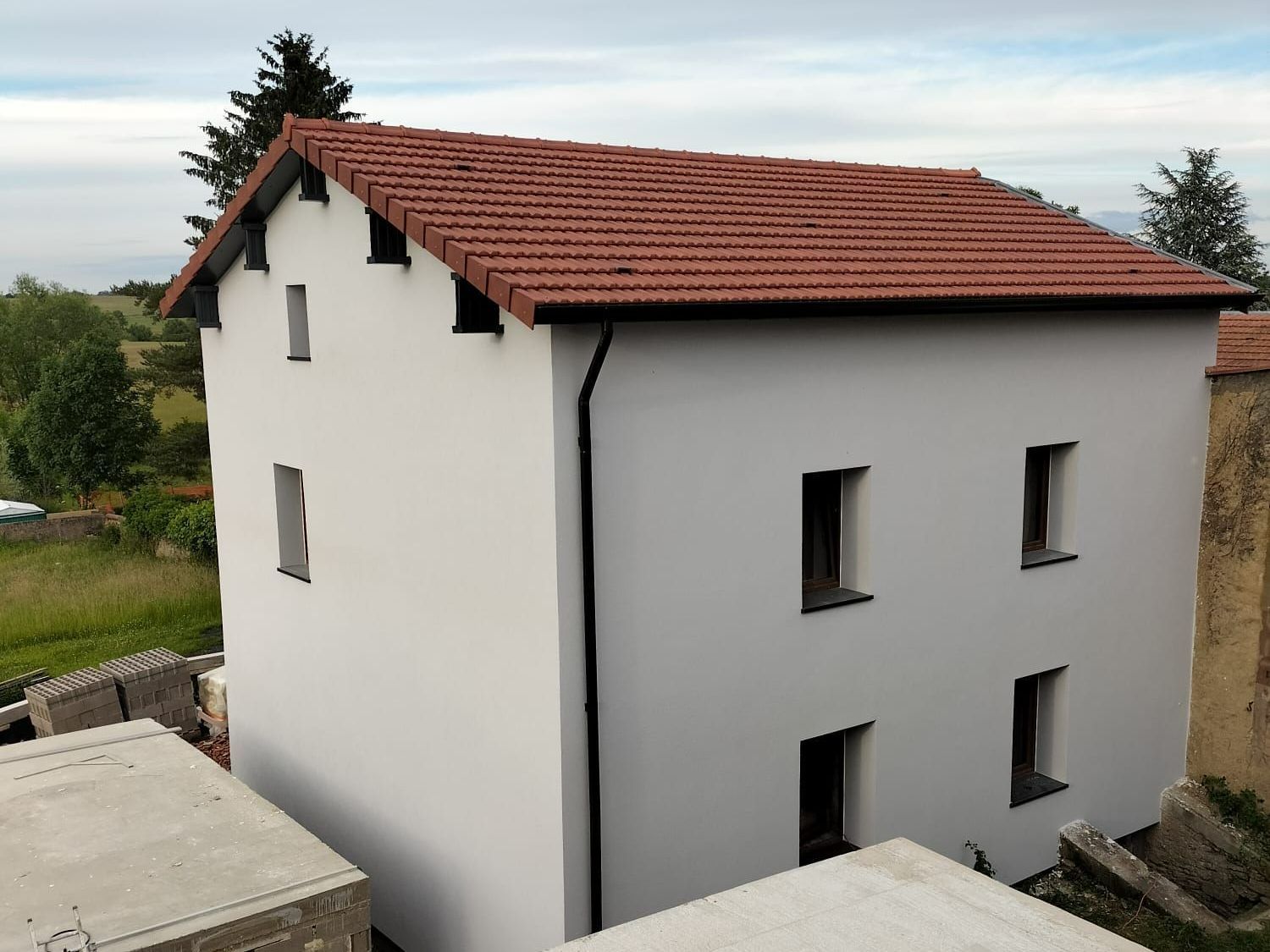 Bâtiment rénové avec toiture en tuiles