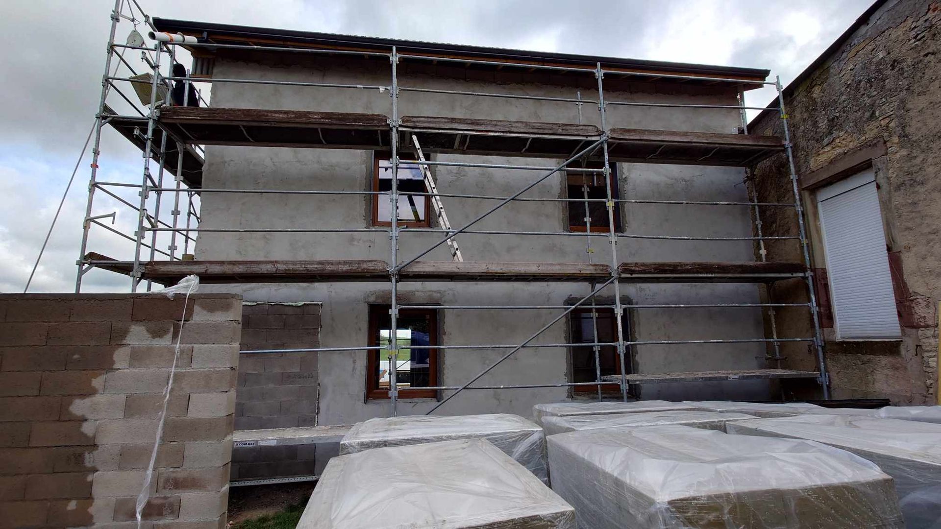 Échaffaudage sur une maison