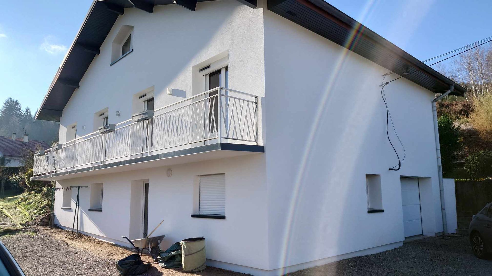 Bâtiment avec façades blanches