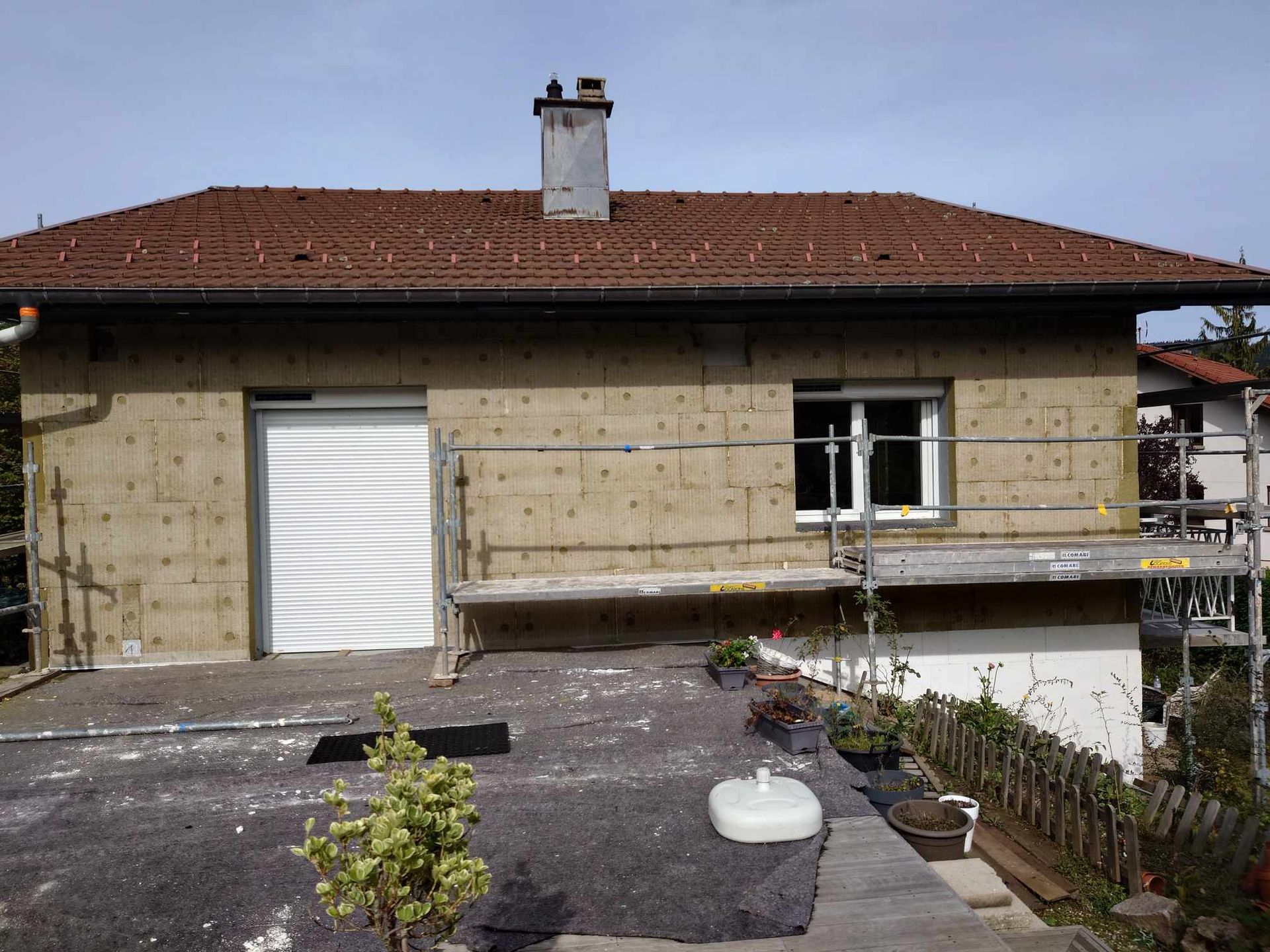 Isolation de façades avec couverture par revêtement