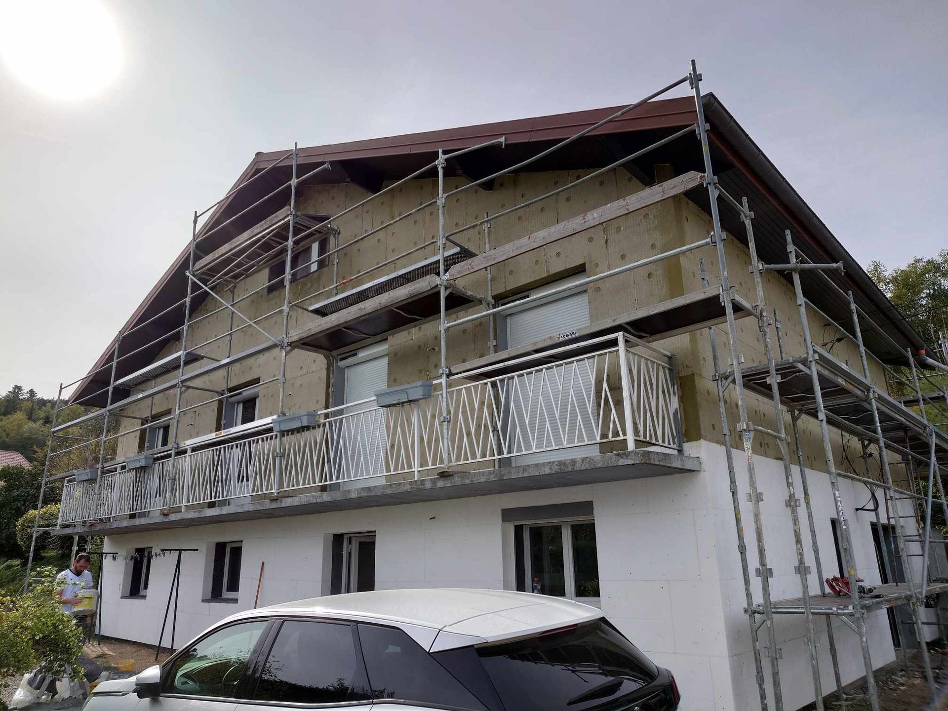 Façade en cours de travaux d'isolation