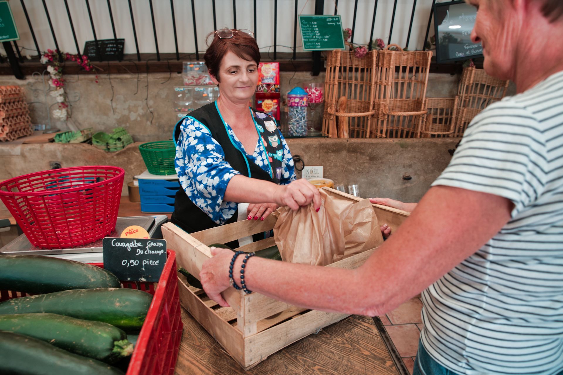 Vendeuse discutant avec un client