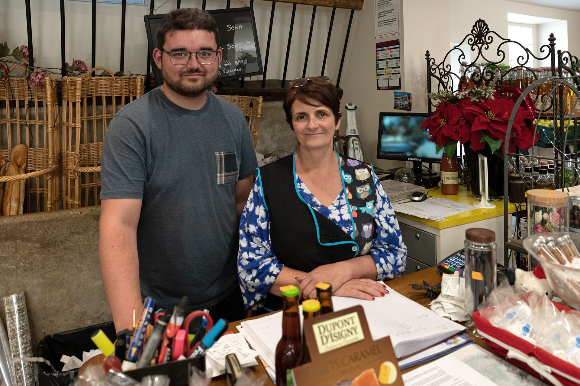 Deux gérants du magasin derrière la caisse