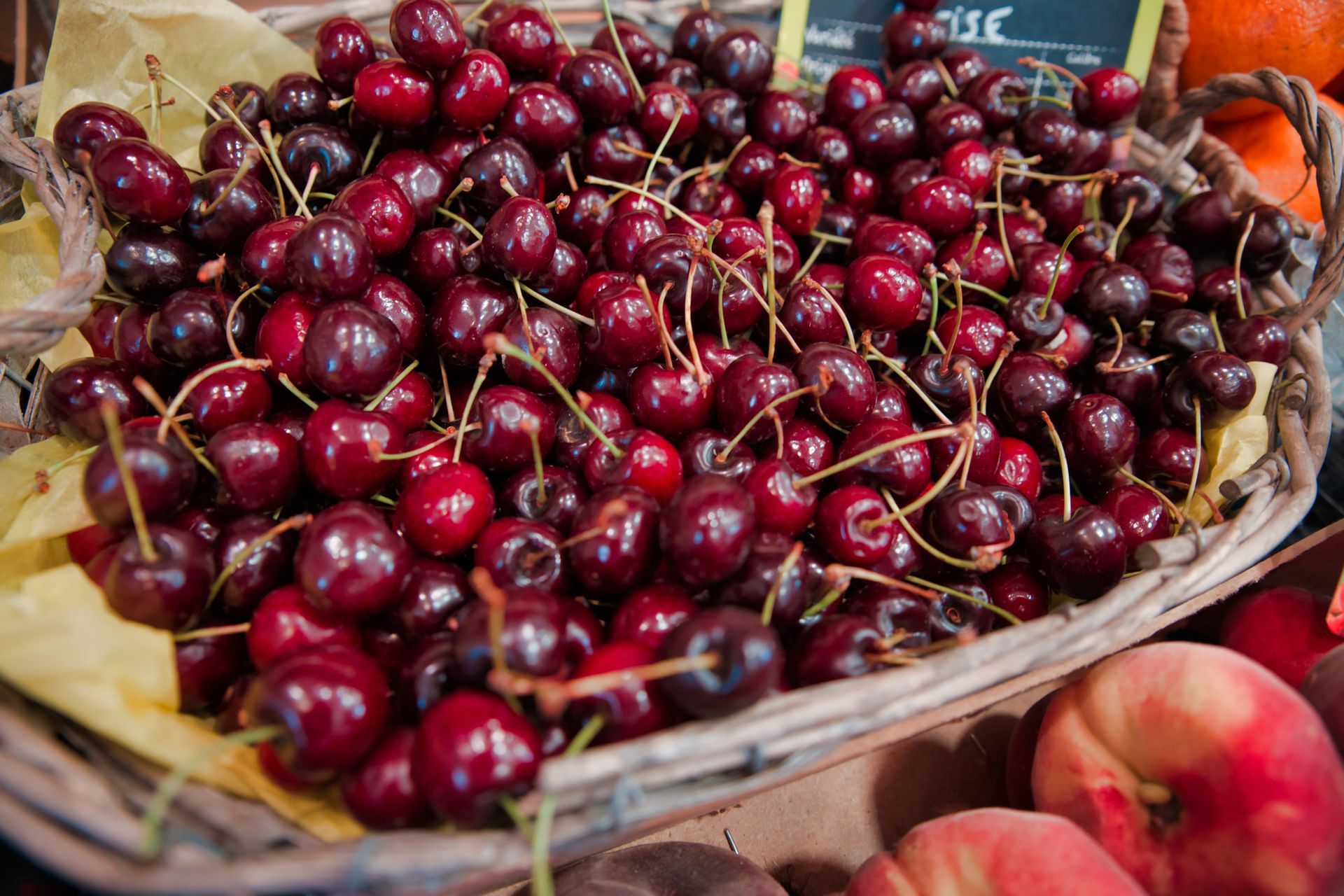 Cerises dans un panier