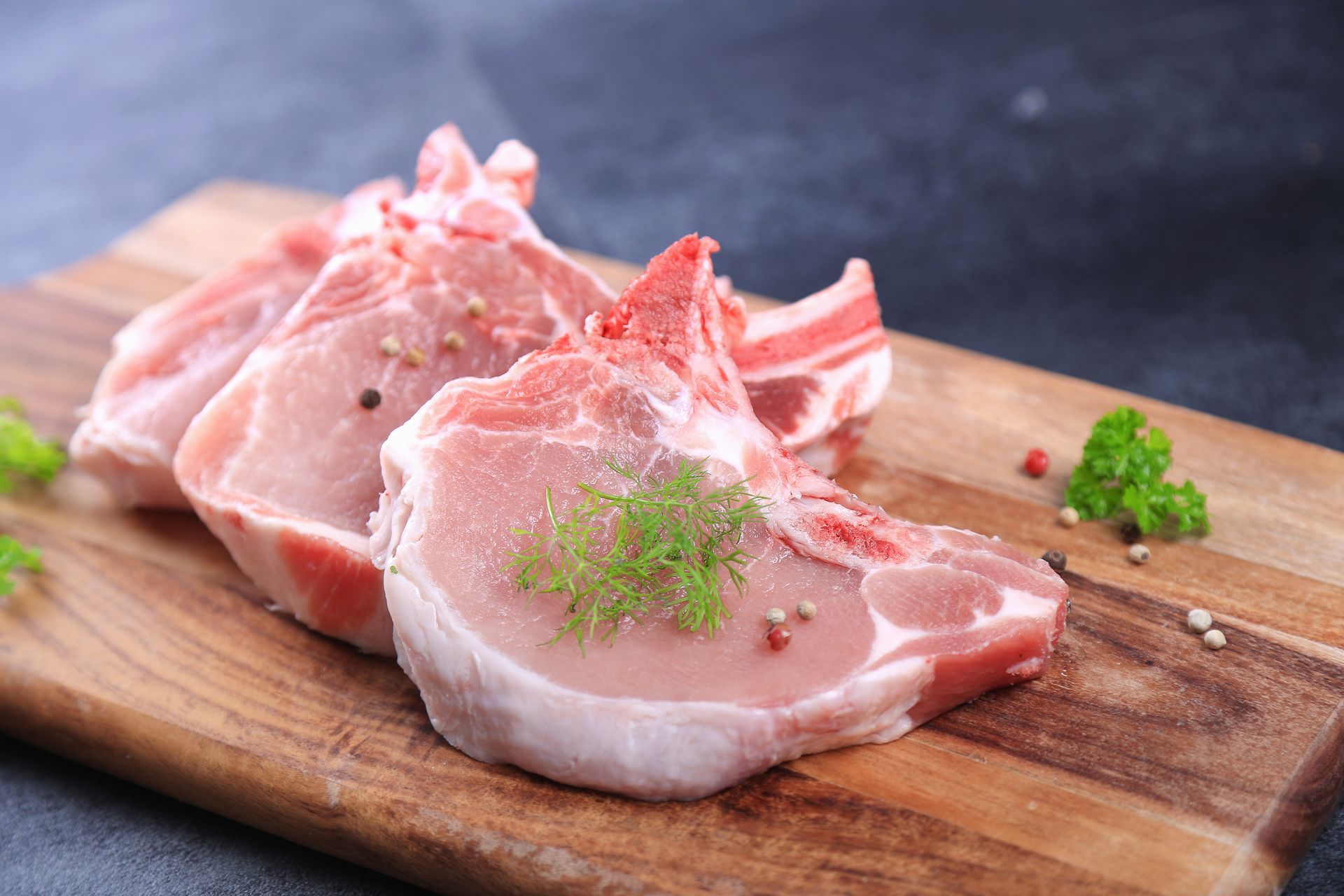 Côtes de porc sur une planche à découper