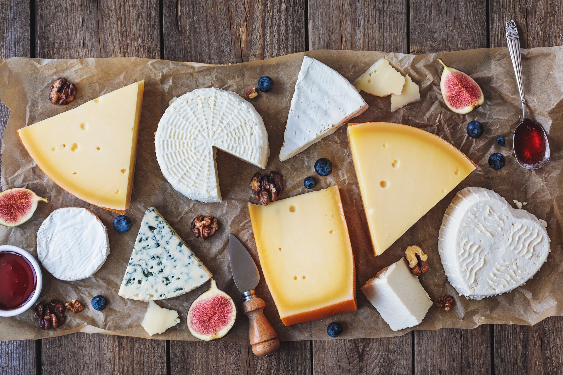 Plateau de fromages décoré avec des figues et des raisins