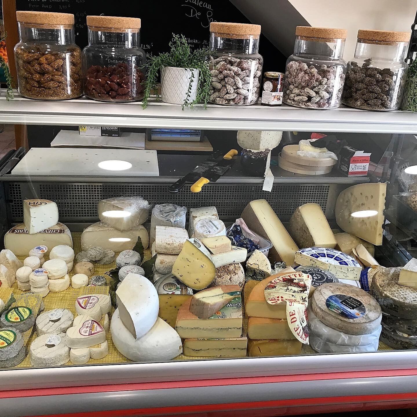 Etal de fromages dans l'épicerie