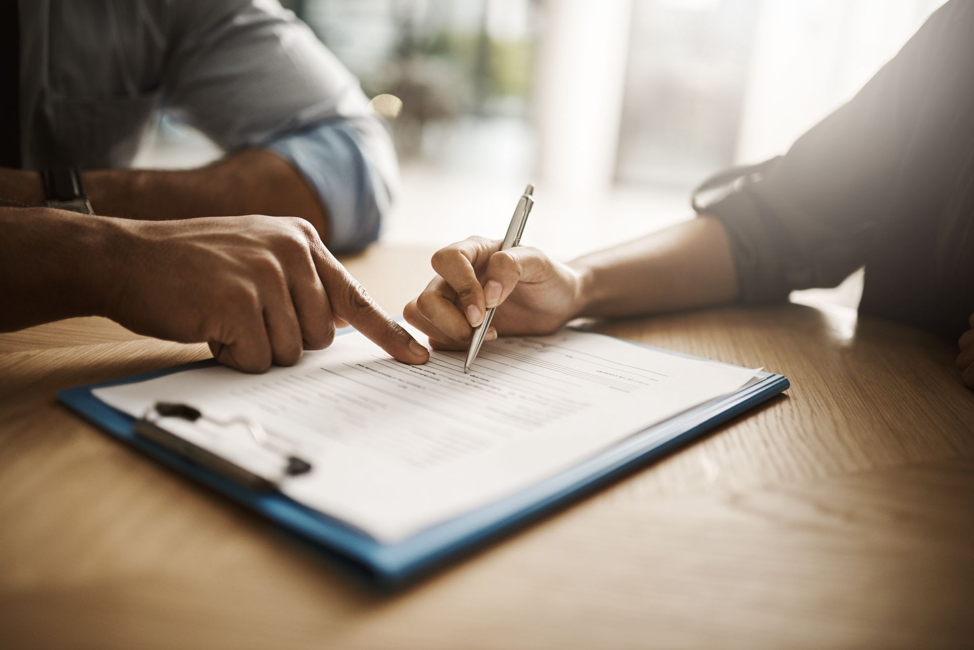 Professionnel et particulier signant un contrat d'assurance