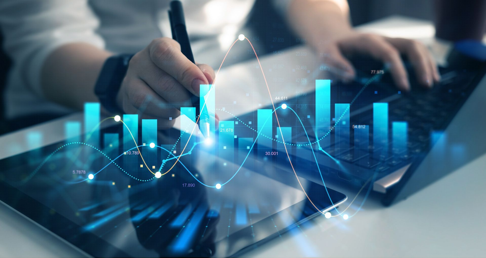 Homme travaillant sur tablette et ordinateur avec effets visuels