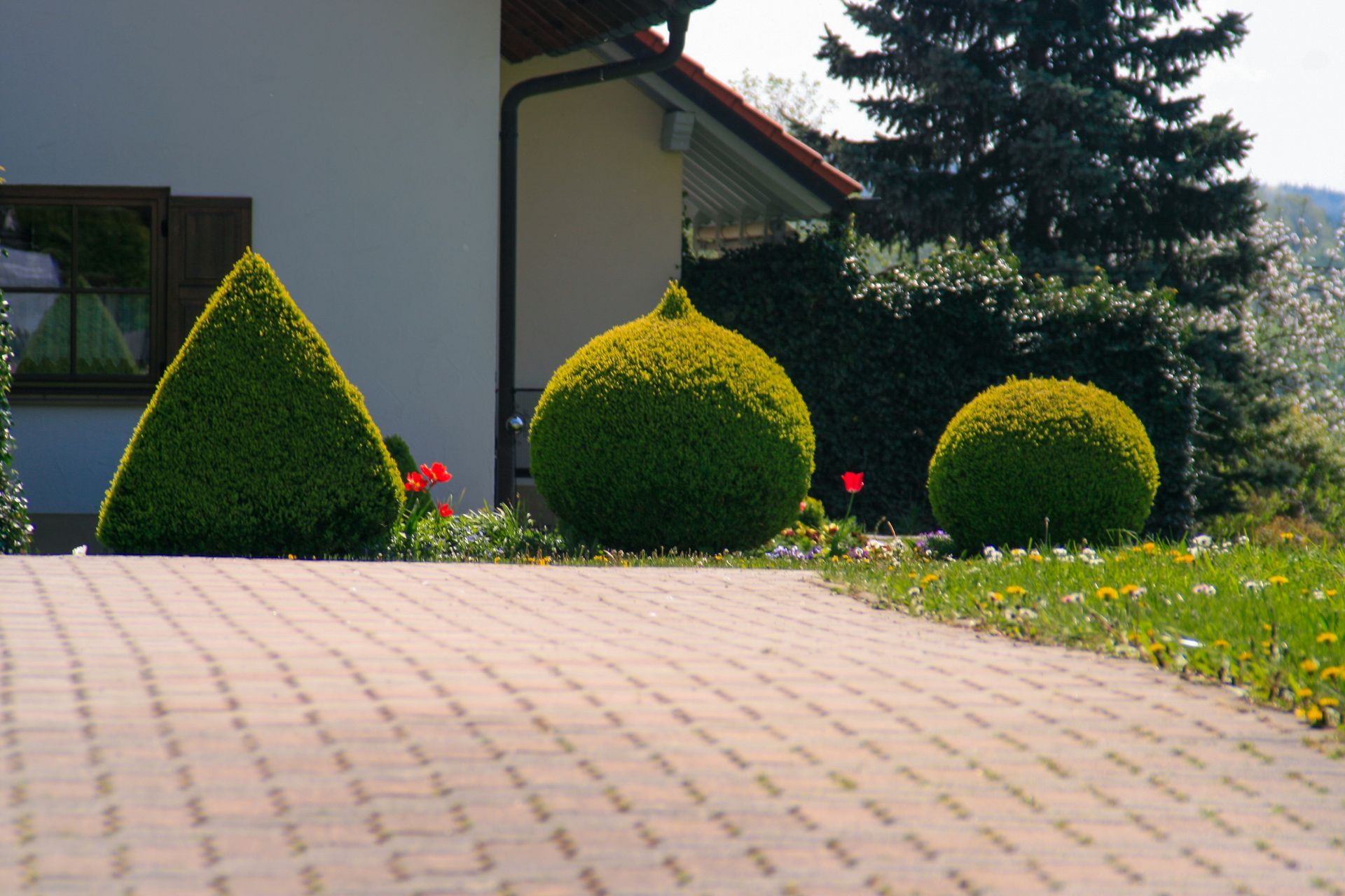 Eine gemauerte Auffahrt mit einem Haus im Hintergrund