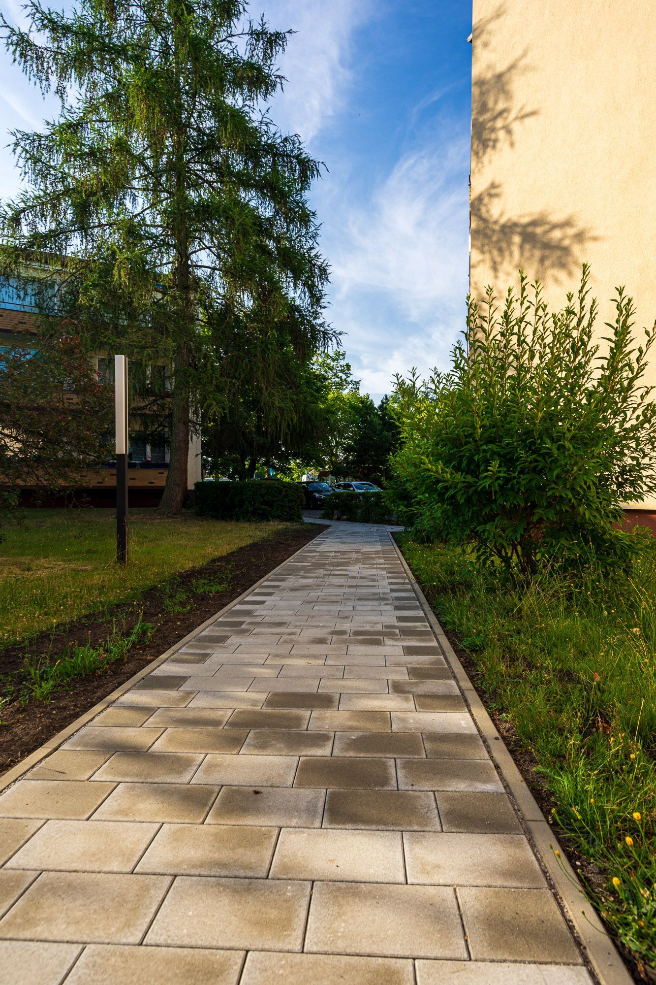 Betonpflaster grau
Natursteinweg grau
Pflastersteine rechteckig
frostfeste Pflasterung
langlebiger Gehwegbelag