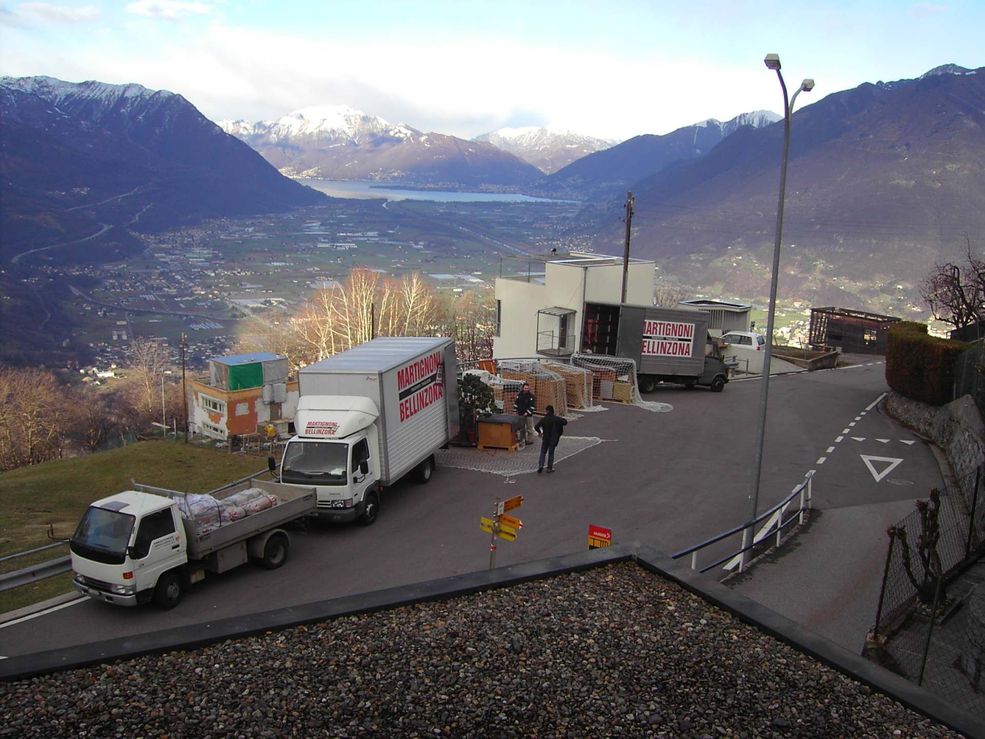 Motocicletta all'interno di un telaio metallico, in un camion merci.