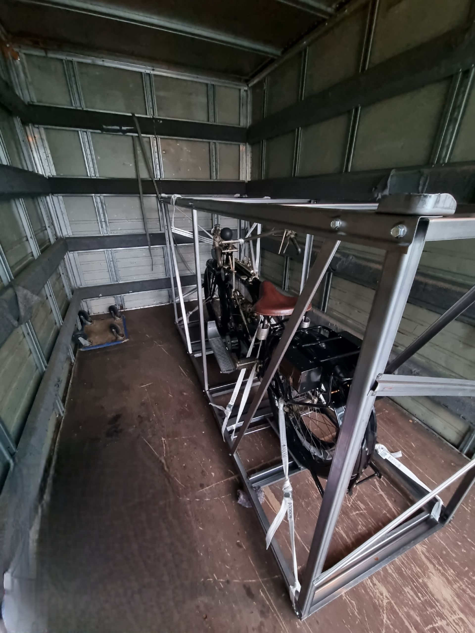 Degli uomini stanno vicino a un carro coperto con la scritta 