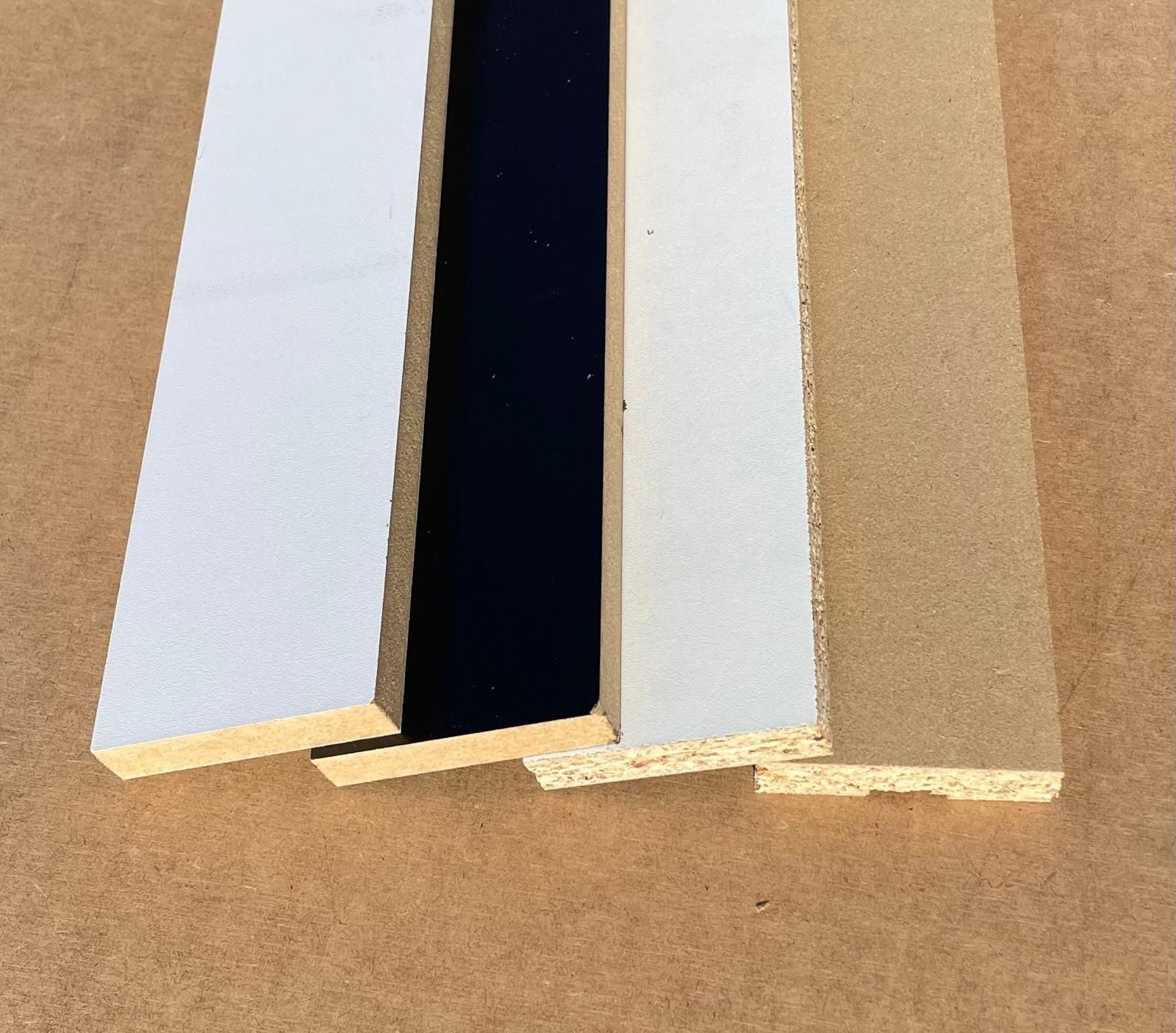 Drei Holzstücke sind übereinander gestapelt