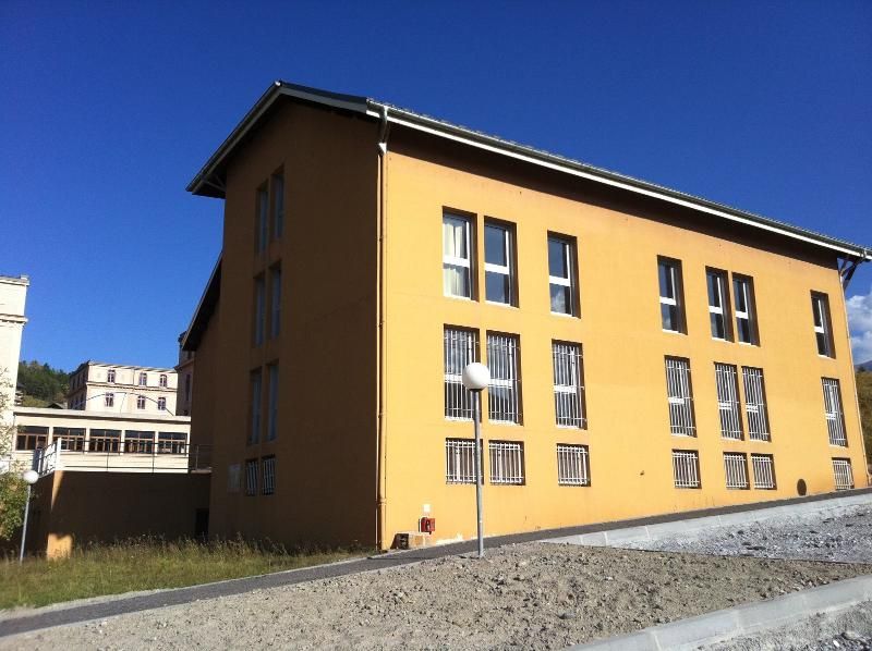 Un bâtiment avec une charpente