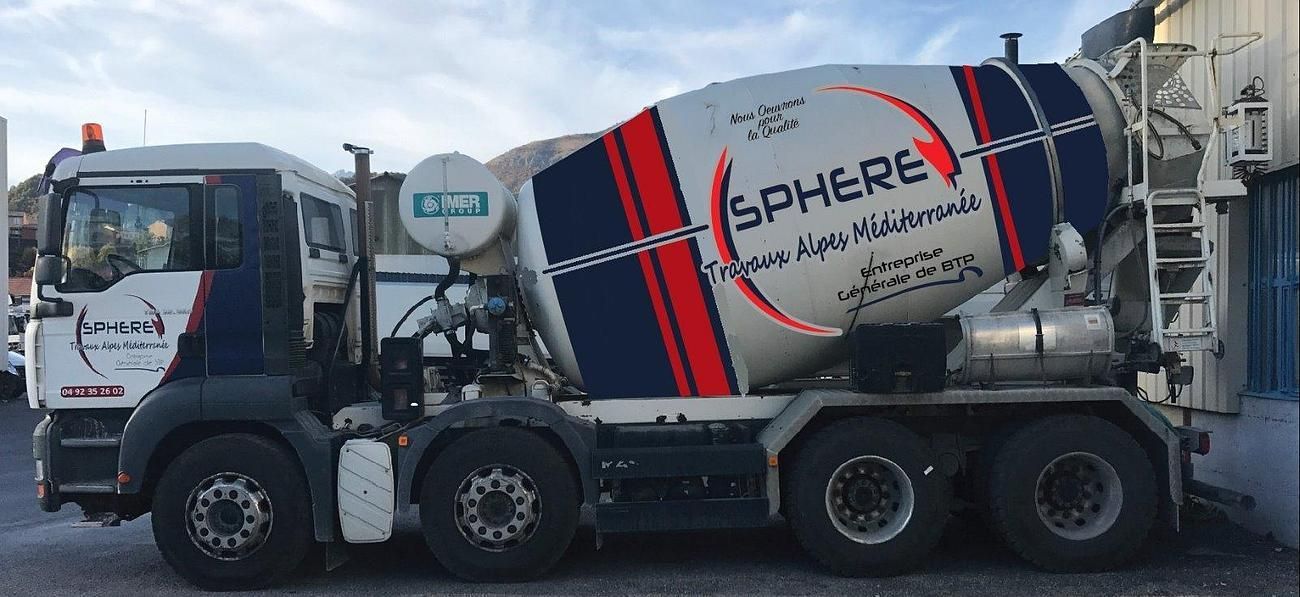 Un camion avec le logo de l'entreprise Sphère Travaux Alpes Méditerranée