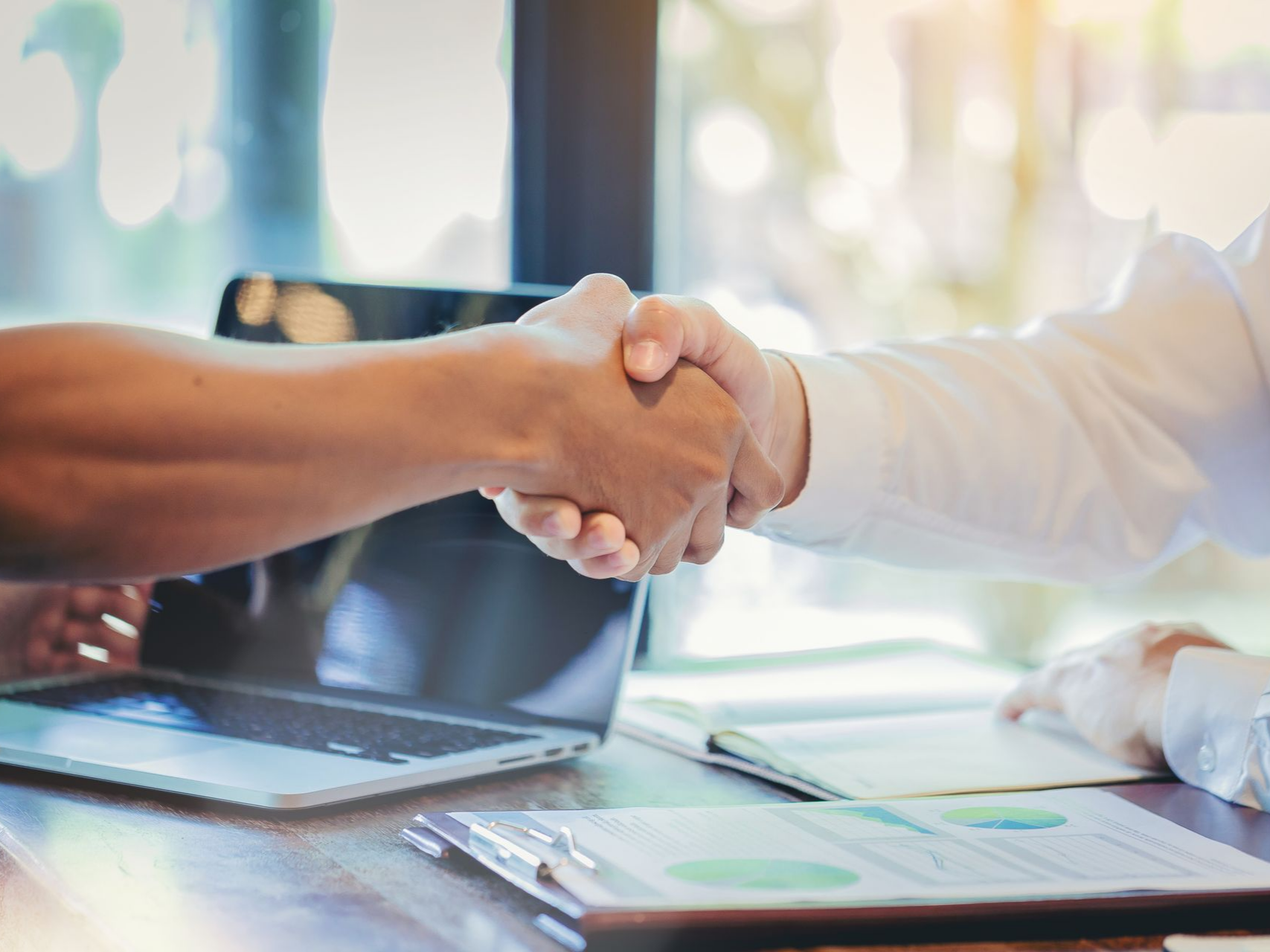 Deux personnes se serrent la main.