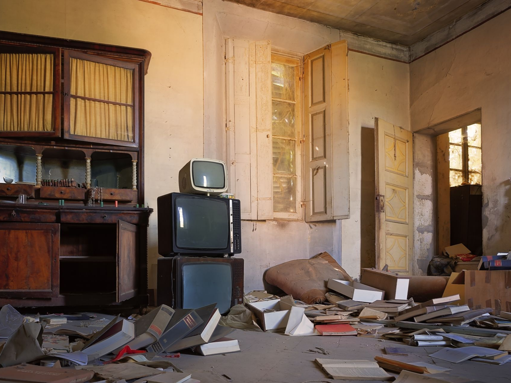 Pièce abandonnée avec trois téléviseurs vintage empilés