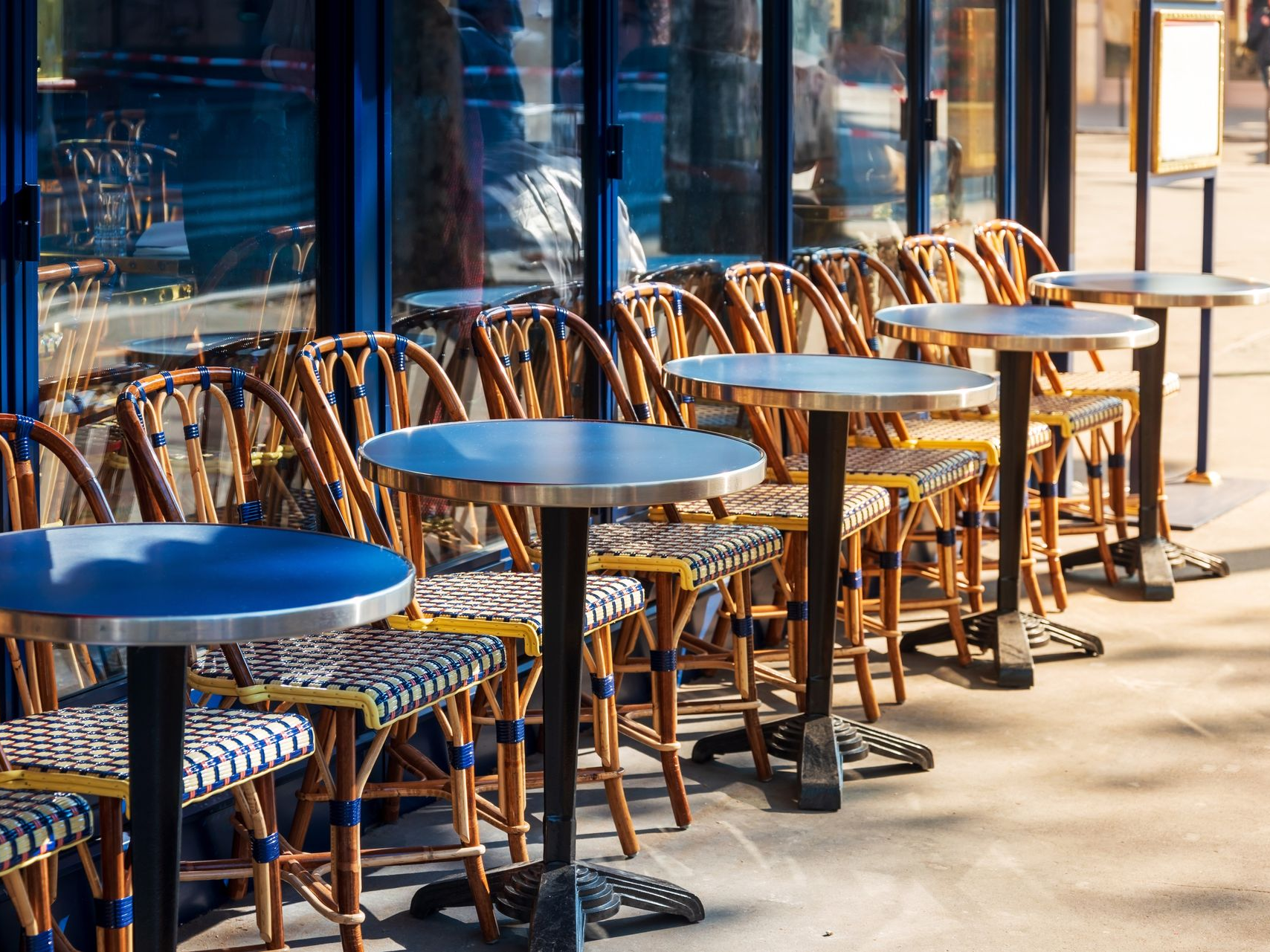 Tables et chaises de café vides
