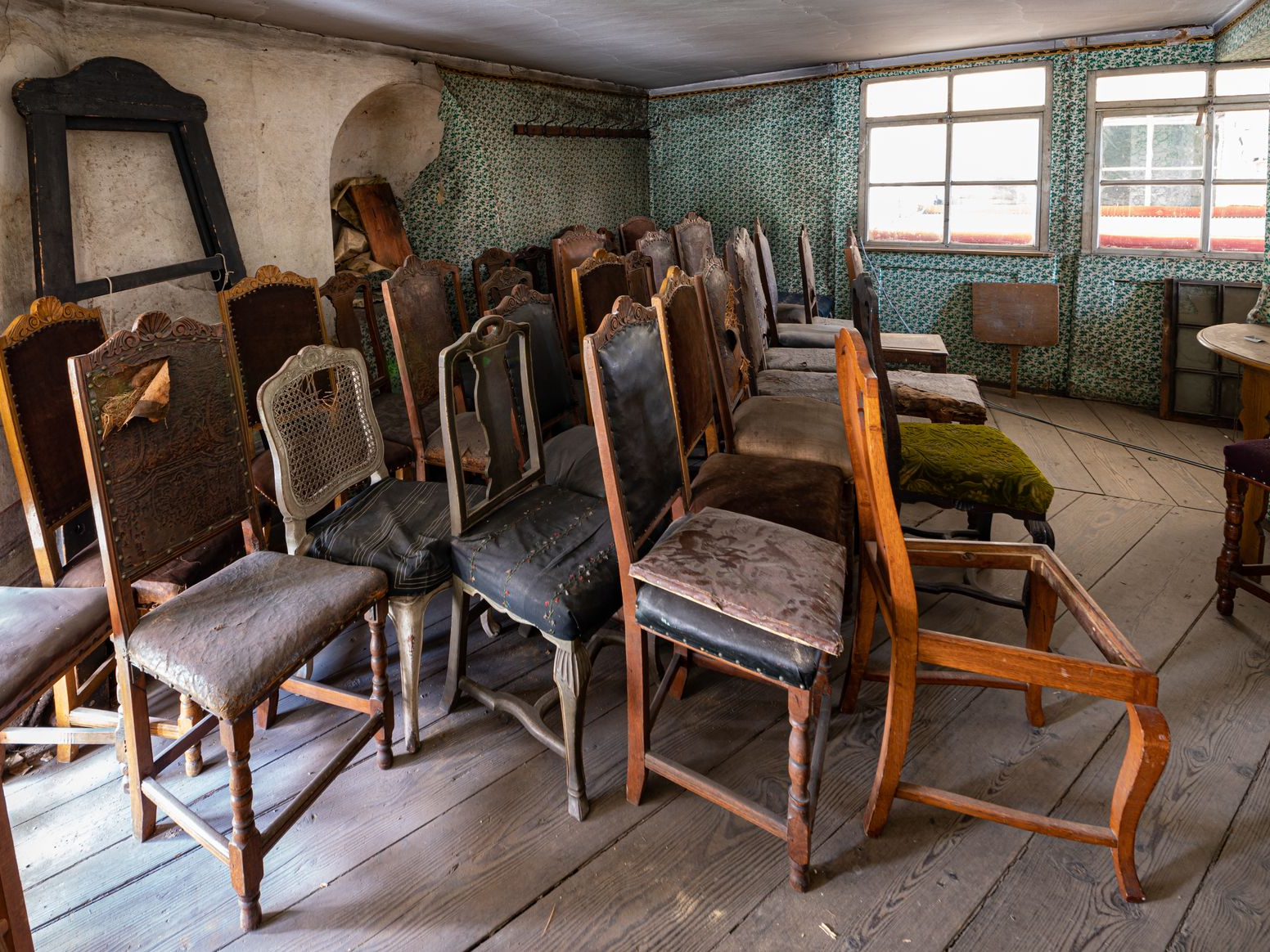 Des rangées de chaises anciennes remplissent une pièce
