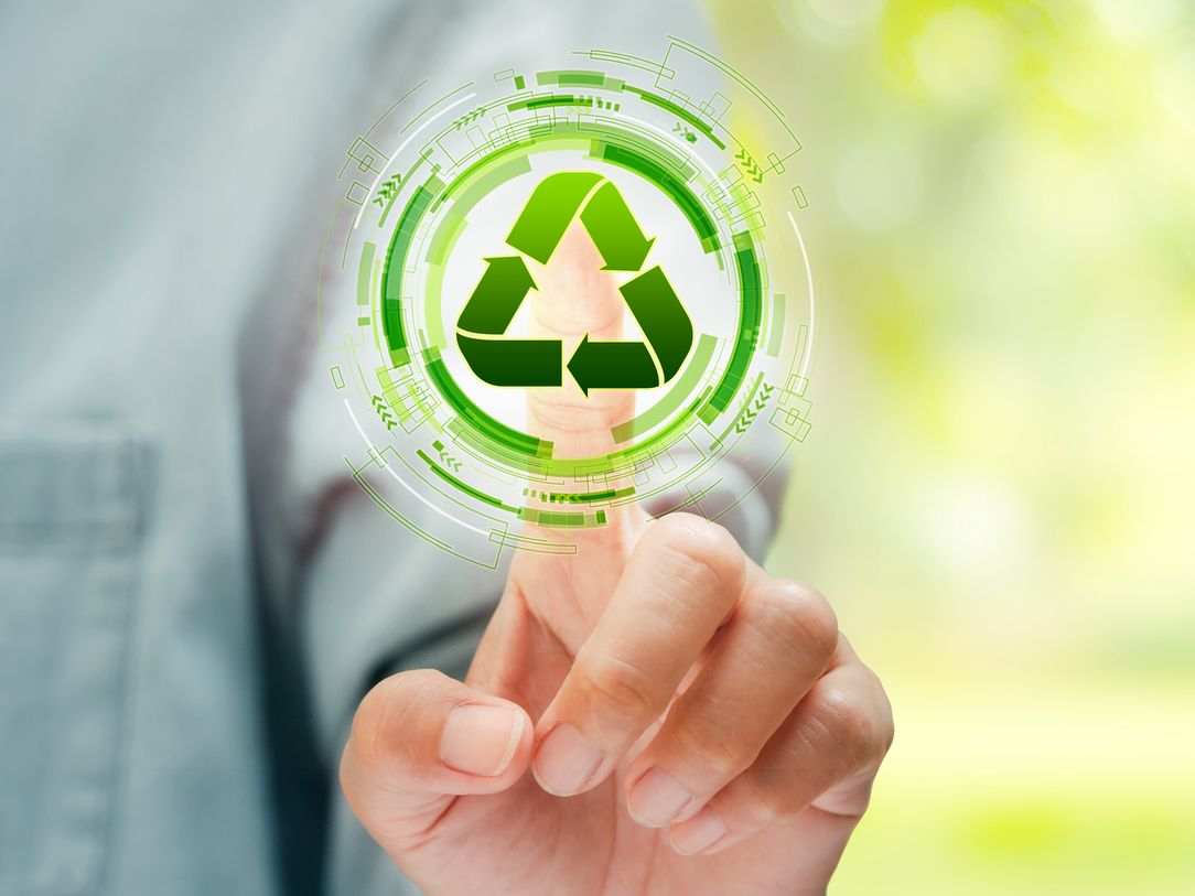 Le doigt d'une personne touchant un symbole de recyclage