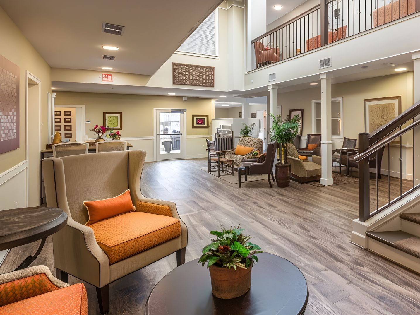 Intérieur spacieux et lumineux avec des sièges, un escalier et une mezzanine.