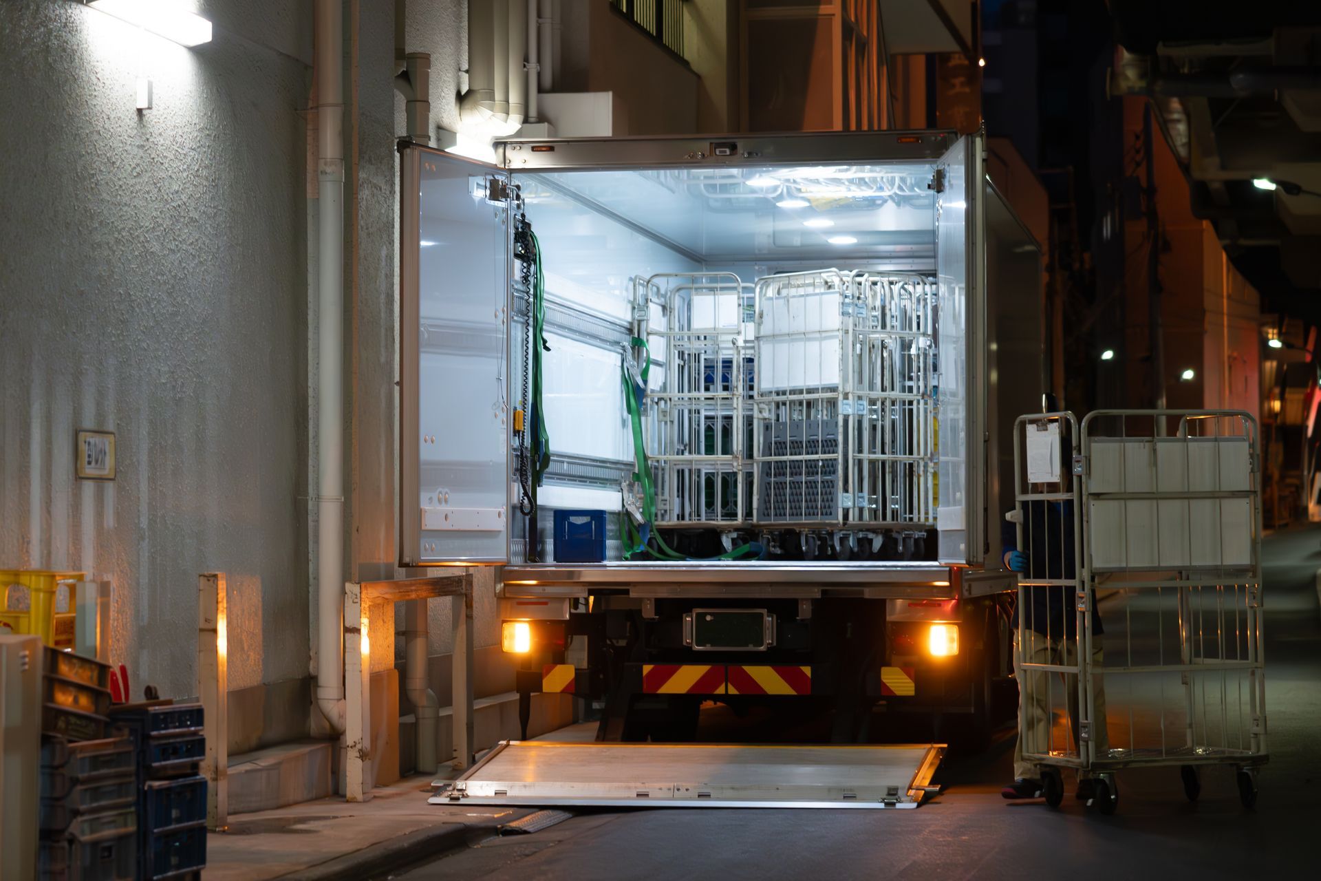 Camion avec porte de chargement ouverte
