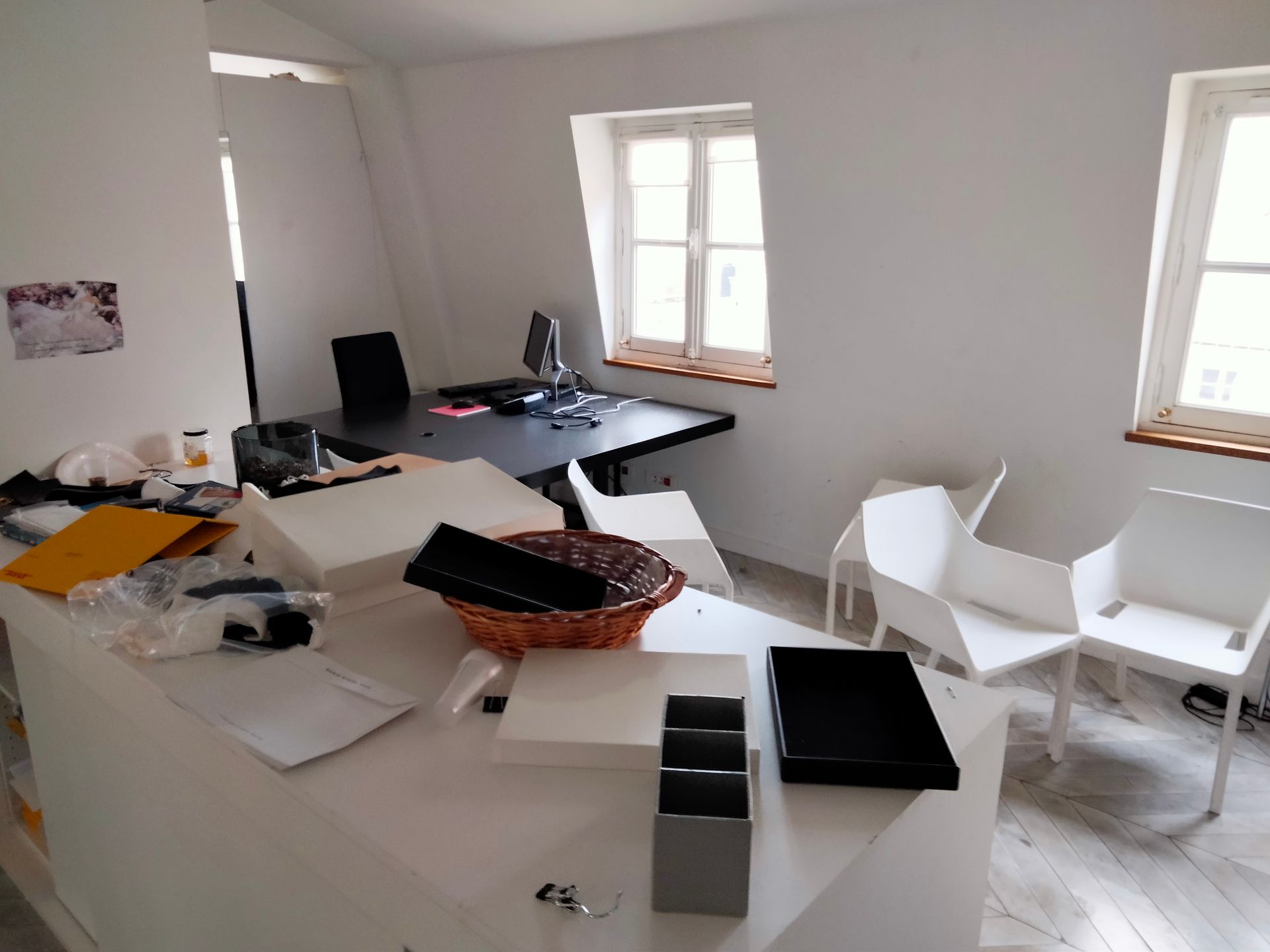 Table encombrée de fournitures