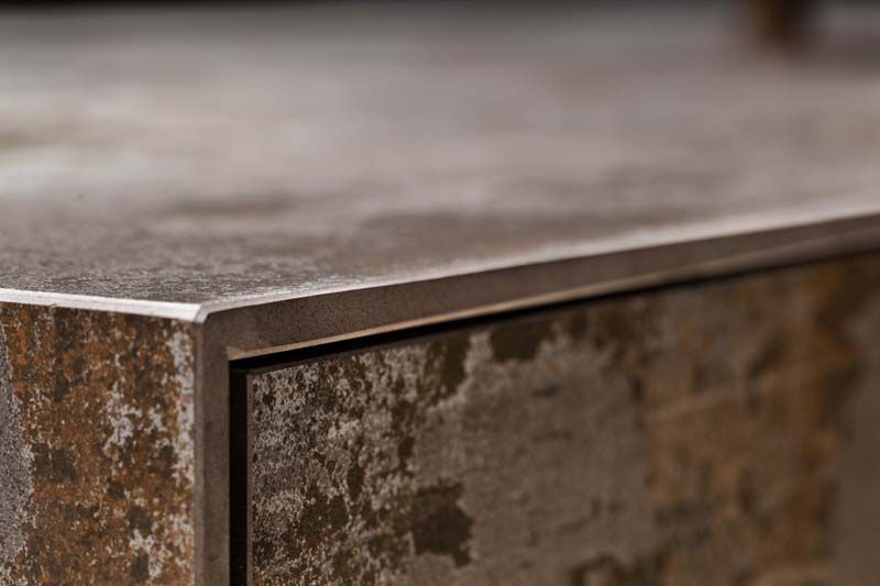 Un primer plano de un mueble con estructura de metal.