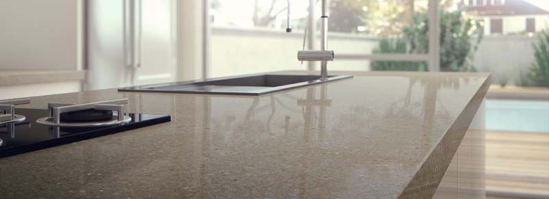 Una cocina con fregadero, estufa y refrigerador.