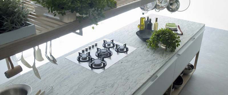 Una cocina con un horno de leña y un fregadero.