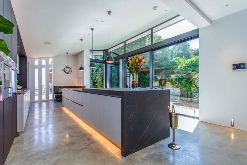 Hay una gran isla en el medio de la cocina.