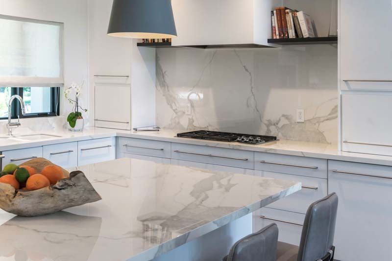 Hay un bol de fruta en el mostrador de la cocina.