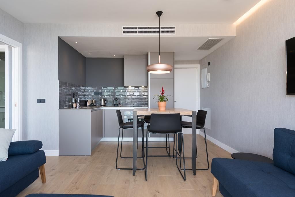 Una sala de estar con una mesa y sillas.