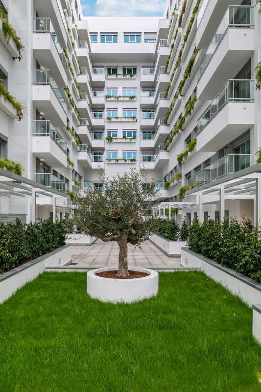 Un edificio grande con un árbol en el medio.