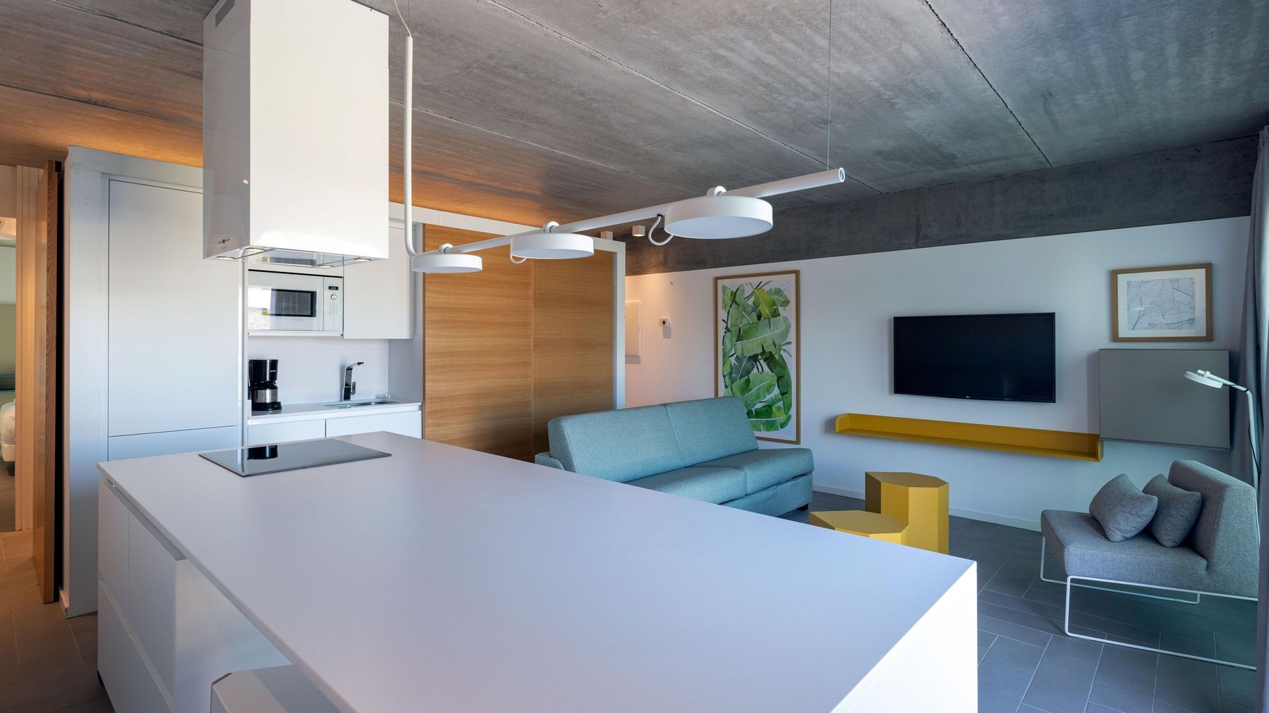 Una sala de estar con un sofá y un televisor de pantalla plana.