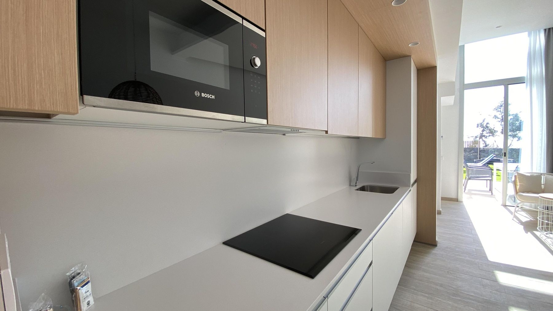 Una cocina con horno y microondas.