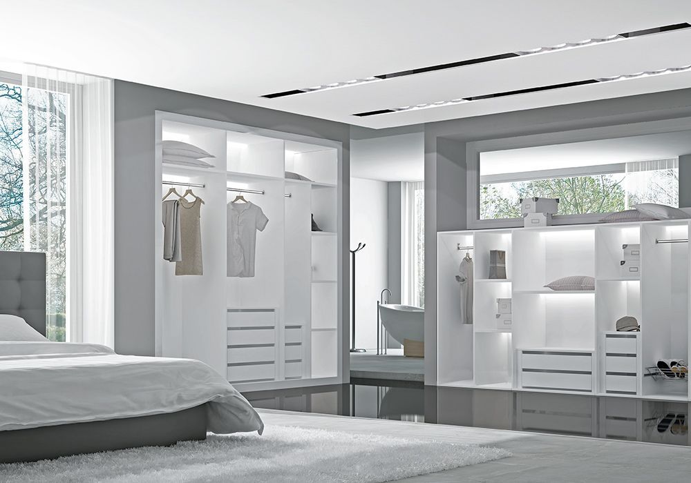 Un dormitorio con una cama grande y un vestidor.