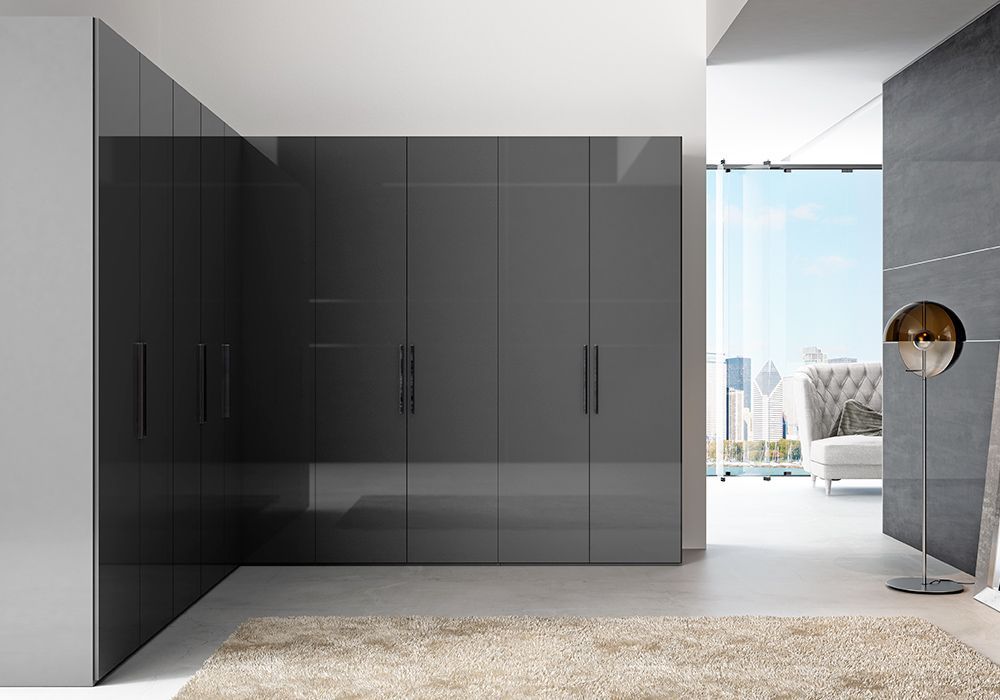 Una habitación con un armario gris y una alfombra.