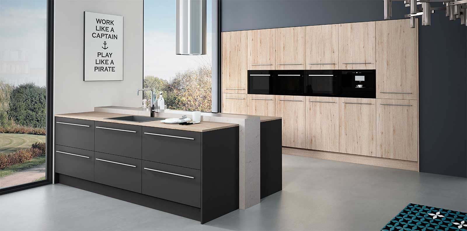 Una cocina con una gran isla en el medio y una gran ventana.