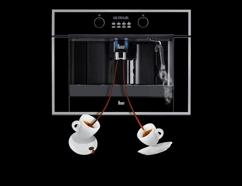 Se vierten dos tazas de café en una máquina de café.