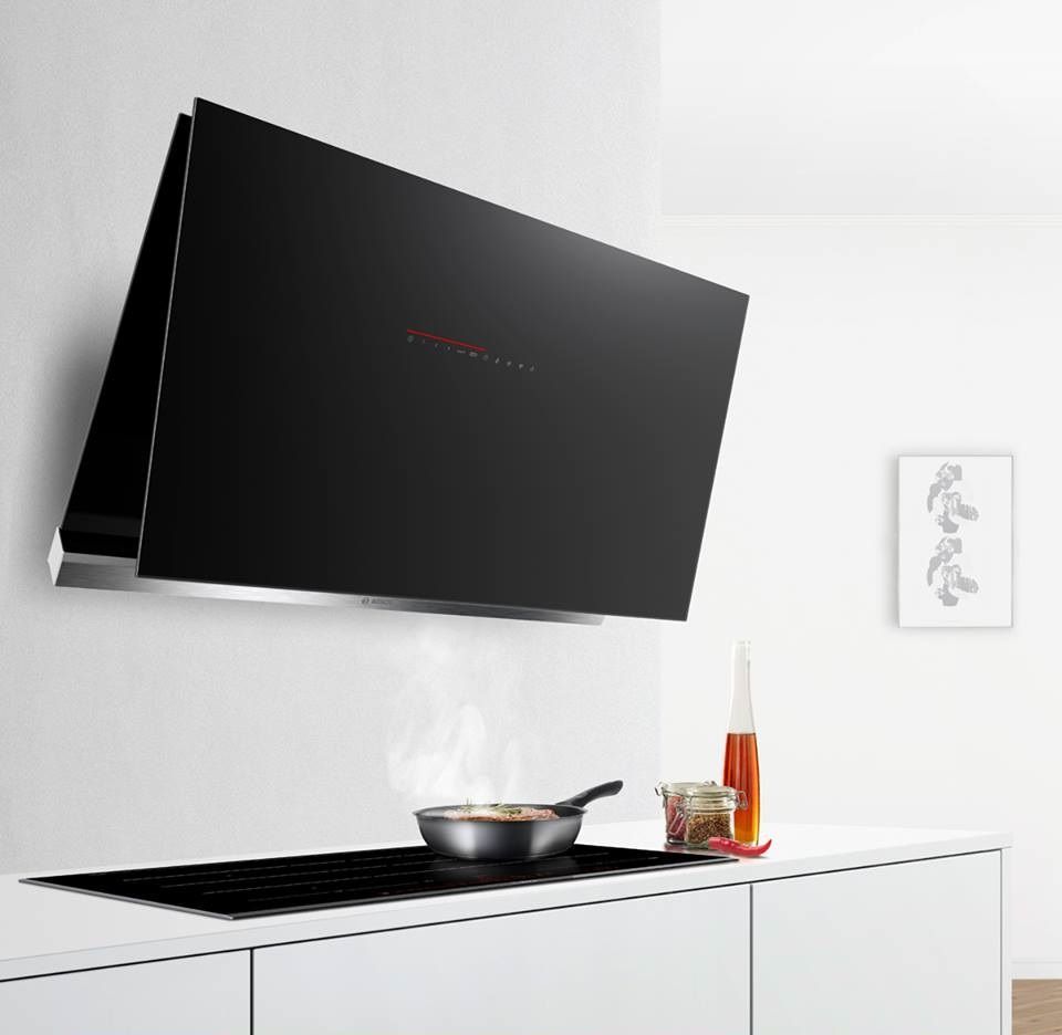 Una sartén se está cocinando en una estufa en una cocina.