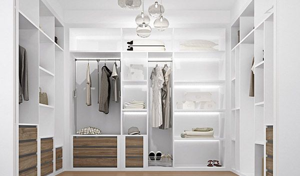 Es un vestidor con muchos estantes y cajones.