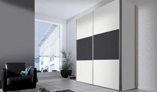 Una sala de estar con un armario corredizo y una silla negra.