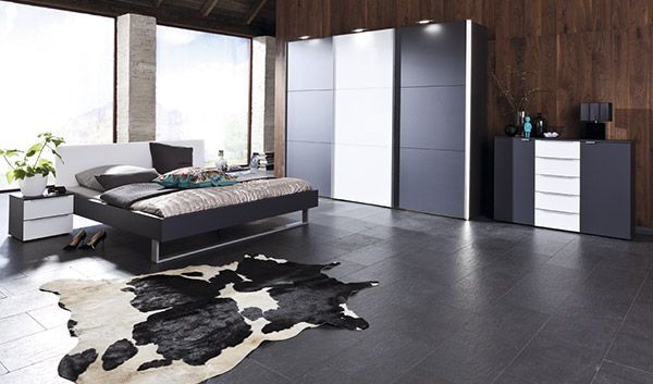 Un dormitorio con una alfombra de piel de vaca en el suelo.