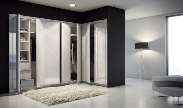 Hay una alfombra en el suelo en la esquina de la habitación.